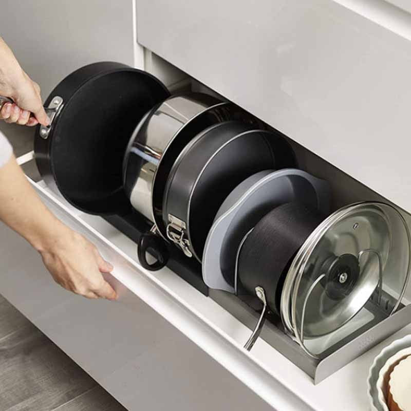 Expandable pan and lid rack with adjustable dividers for kitchen cabinets